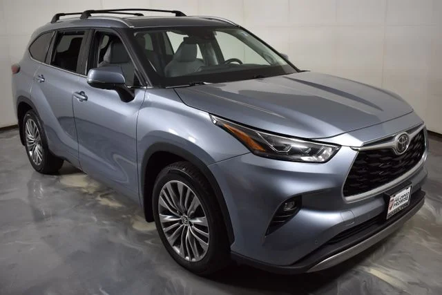 Used 2021  Toyota Platinum image 12