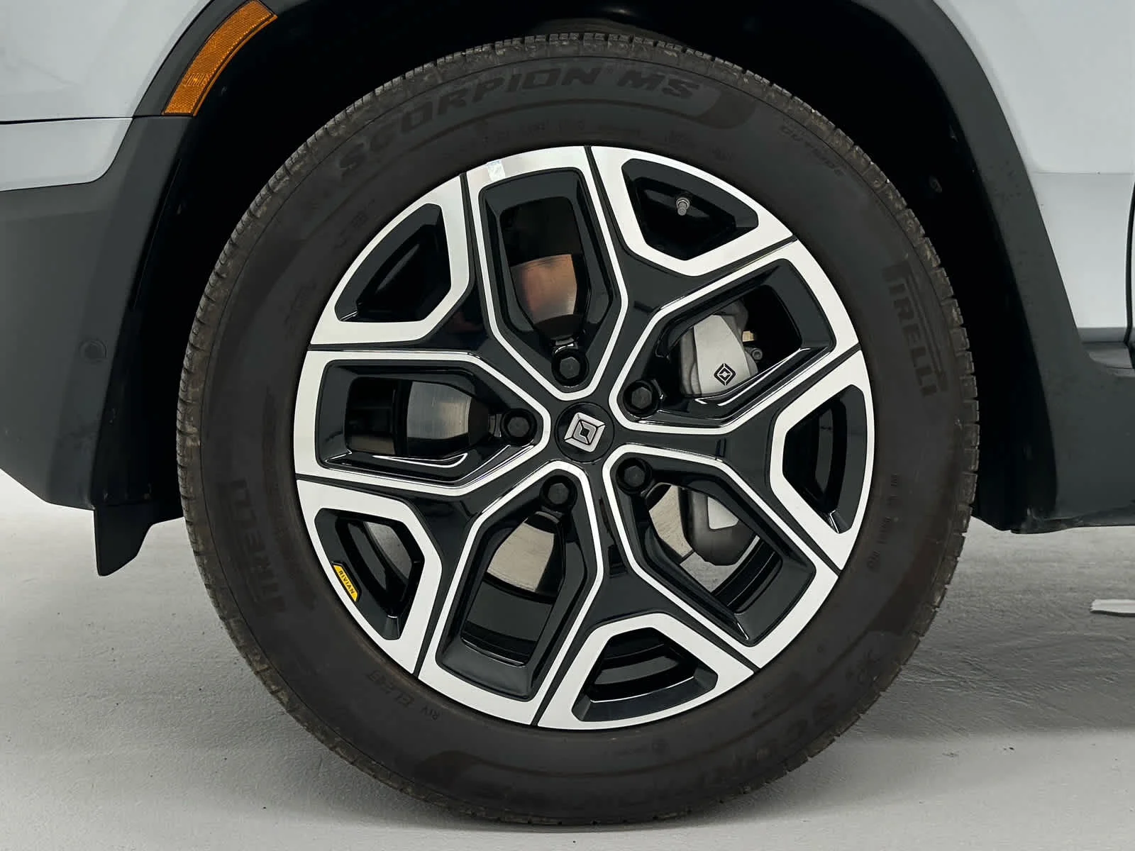 Used 2025 LA Silver Rivian Adventure image 9