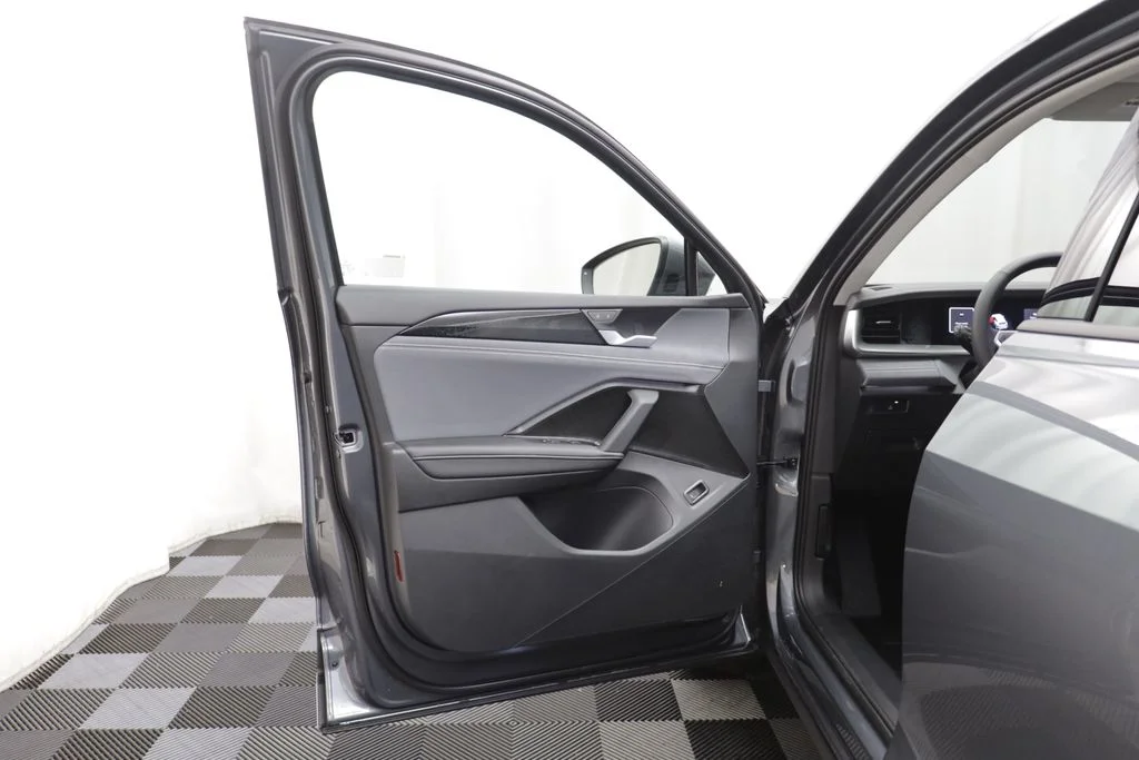 New 2026 Platinum Grey Volkswagen 2.0T SE image 5
