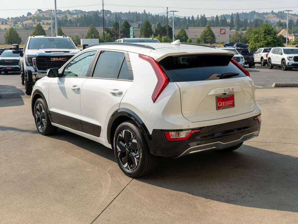 New 2026 Snow White Pearl Kia WIND image 5