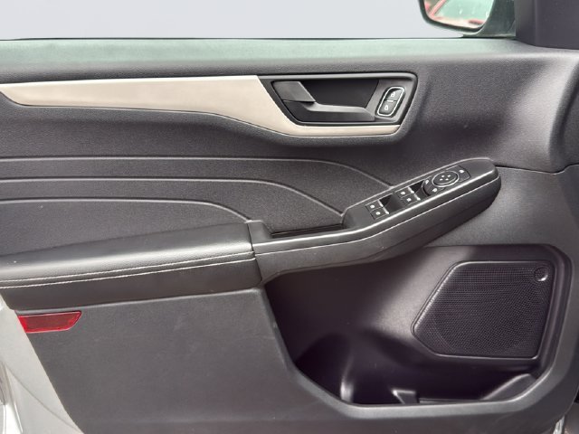 Used 2022 Silver Ford SE image 19