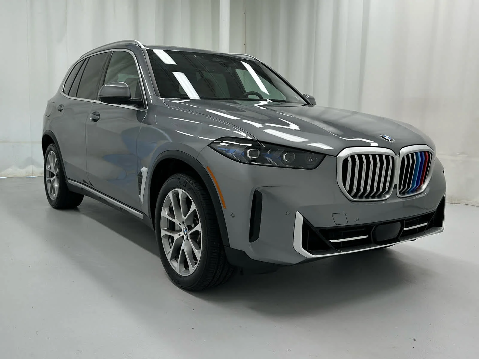 Used 2025 Skyscraper Grey Metallic BMW xDrive40i image 2