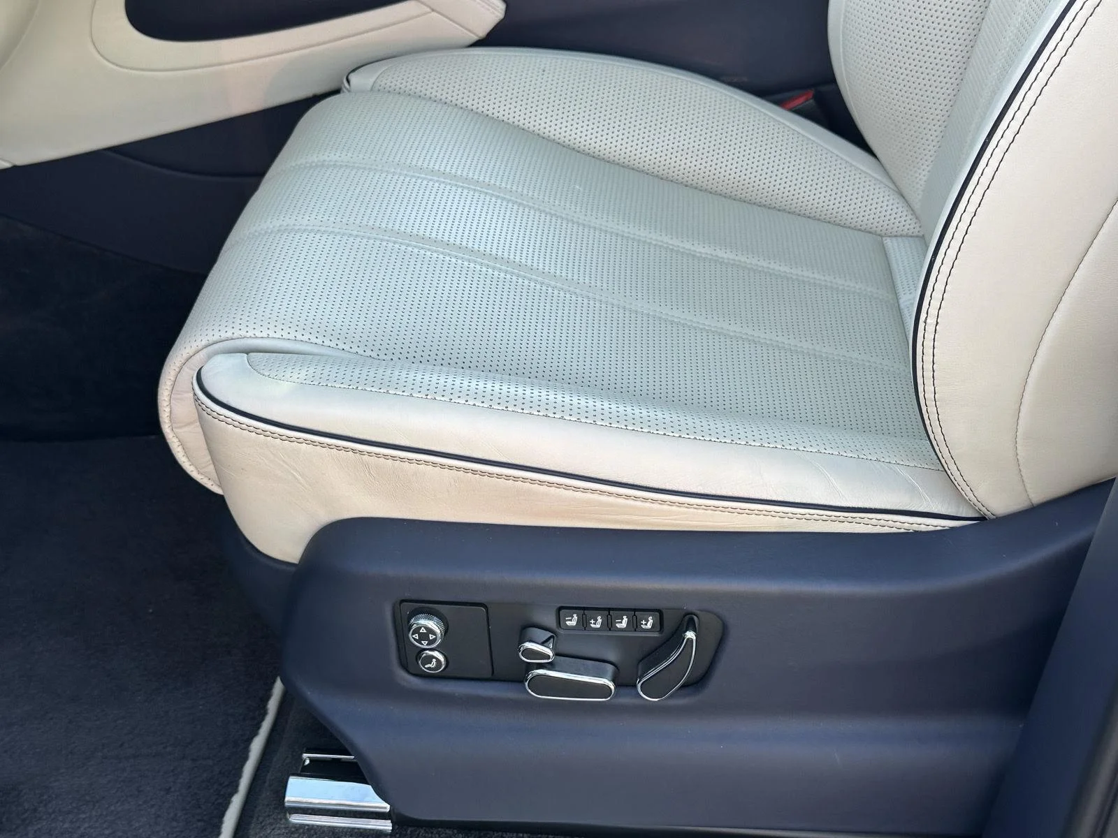 Used 2022 Dark Sapphire Bentley V8 image 10
