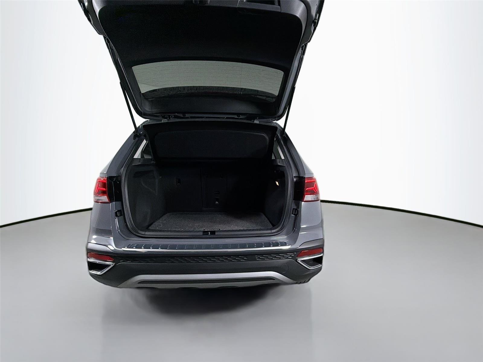 Used 2022 Pure Gray Volkswagen SE image 25