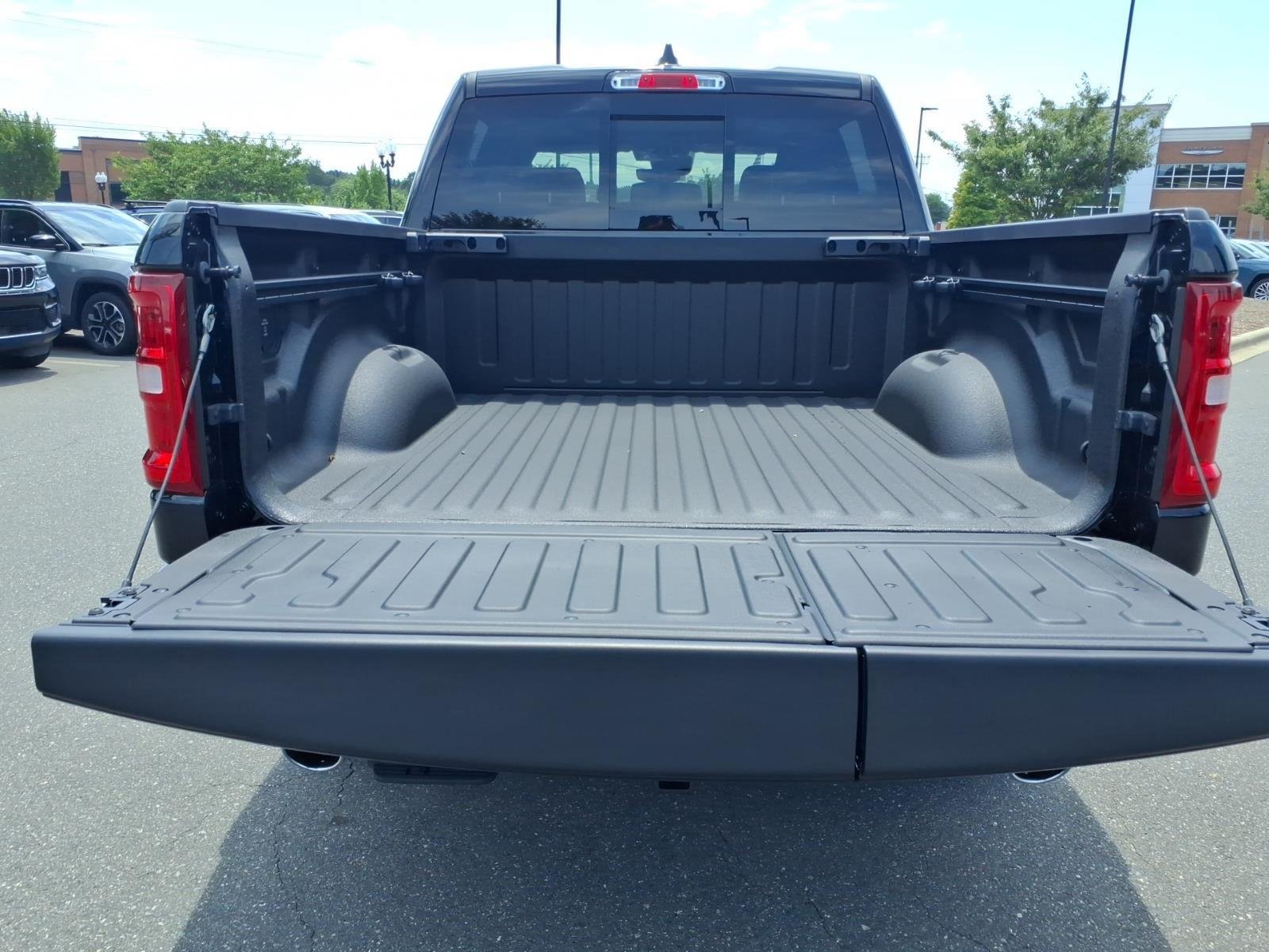 New 2026 Diamond Black Crystal Pearl-Coat Exterior Paint RAM Laramie image 30