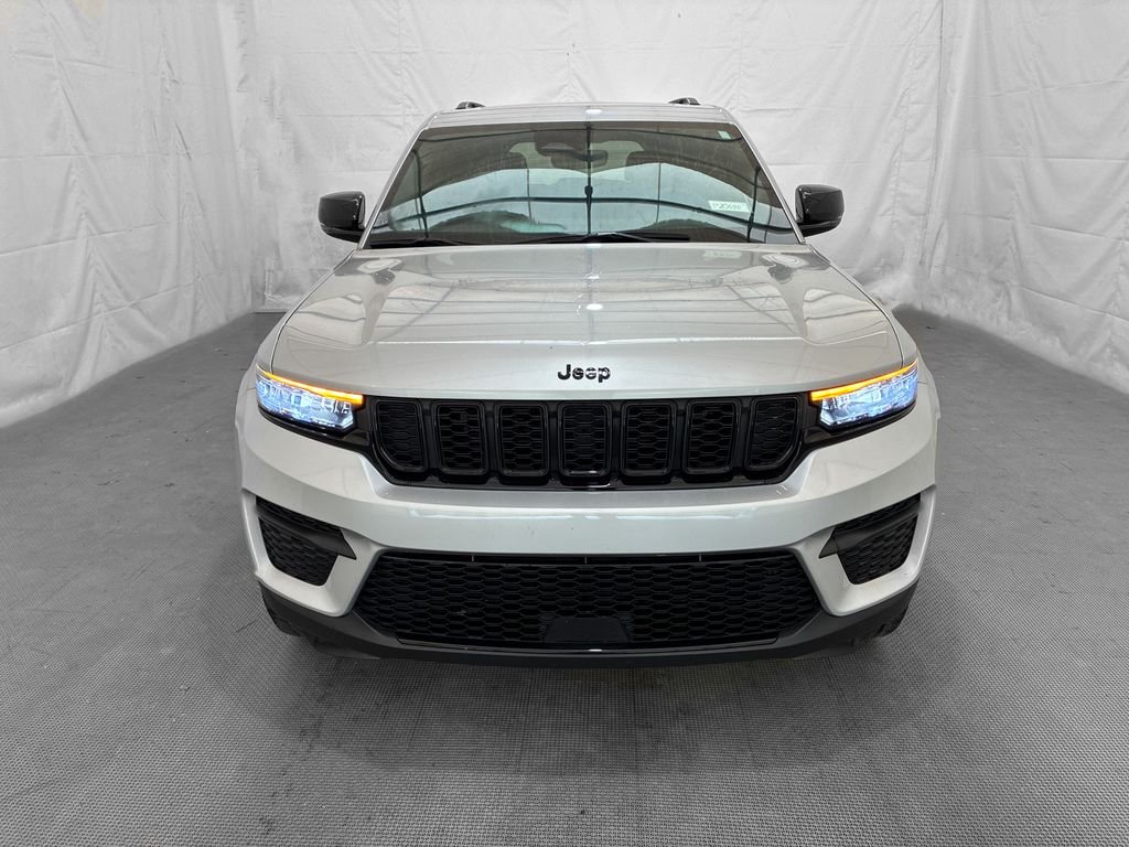 Used 2023 Silver Jeep Altitude X image 2