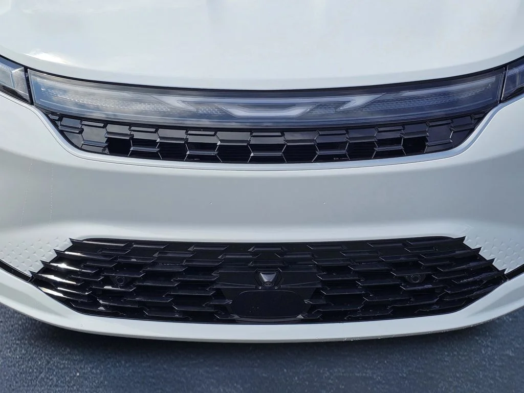 New 2027 Bright White Clear-Coat Exterior Paint Chrysler Select image 3