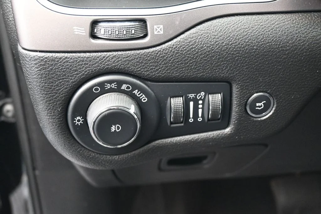 Used 2022 Diamond Black Crystal Pearlcoat Jeep Latitude Lux image 16