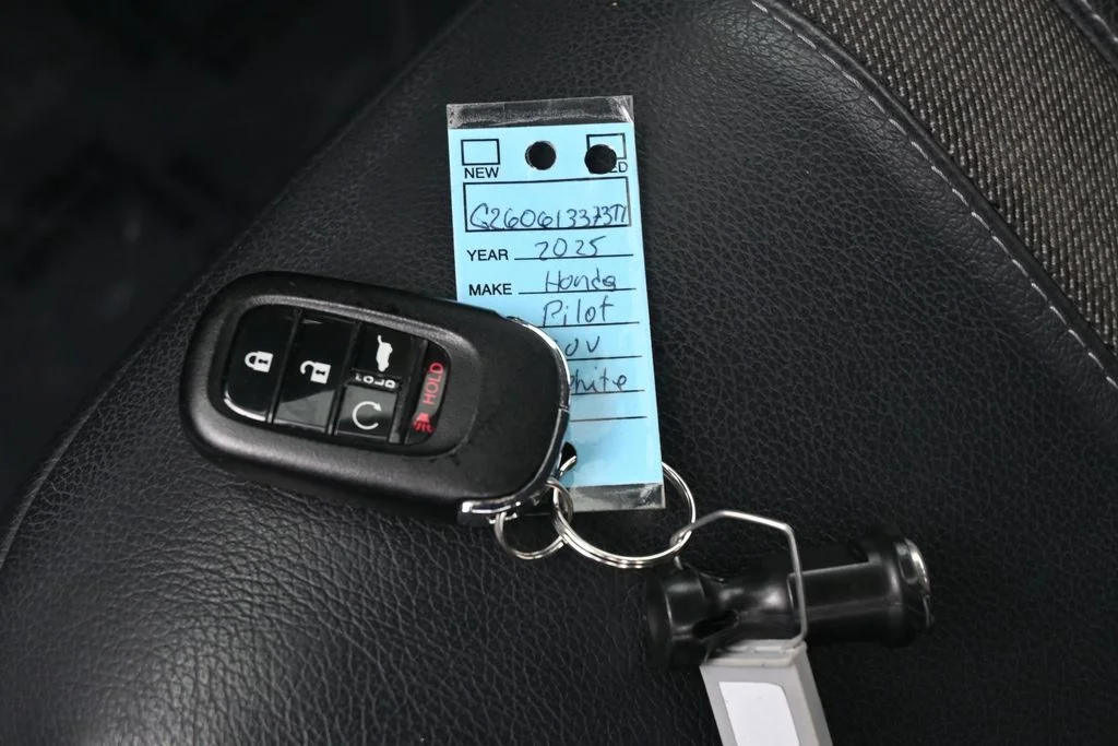 Used 2025 White Honda EX-L image 19