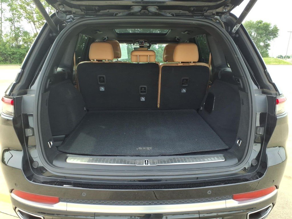 Used 2023 Diamond Black C Jeep SUMMIT image 19
