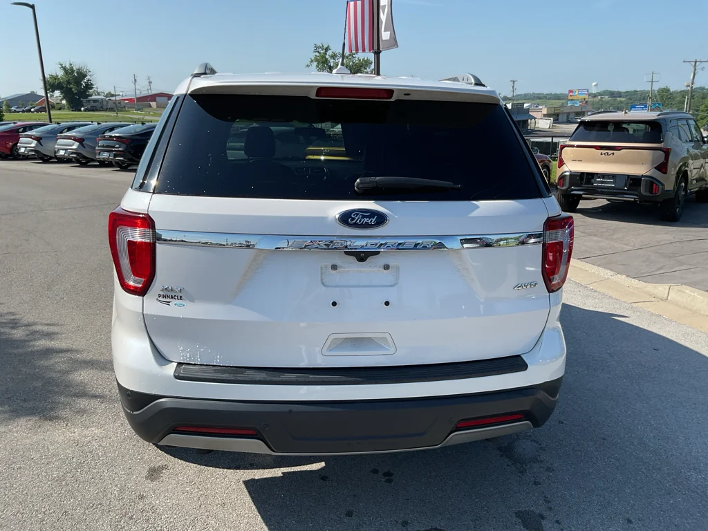 Used 2019 White Platinum Metallic Tri-Coat Ford XLT image 9