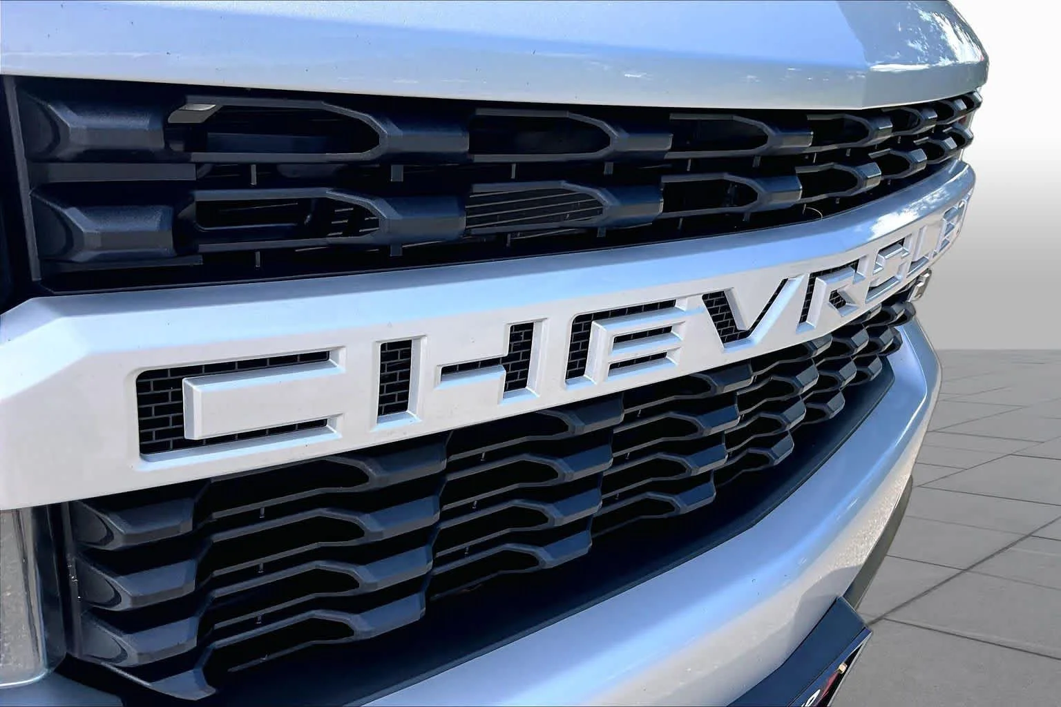 Used 2021 Silver Ice Metallic Chevrolet Custom image 28