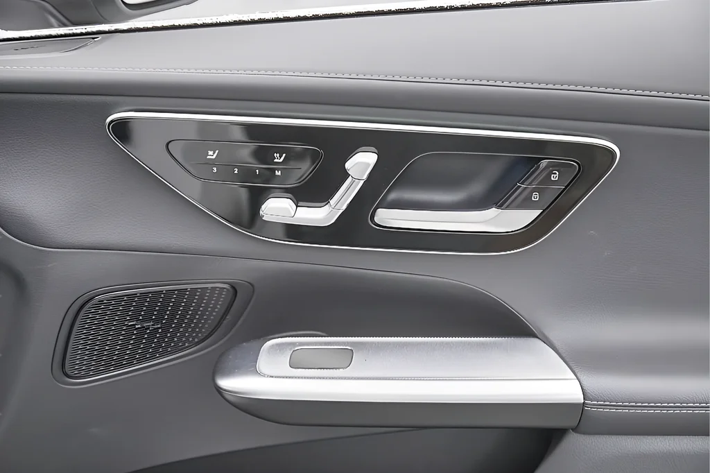 Used 2024 Polar White Mercedes-Benz GLC 300 image 40