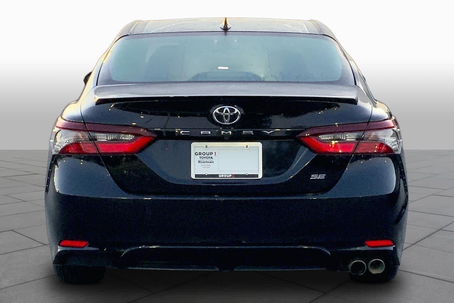 Used 2021 Midnight Black Metallic Toyota SE image 5