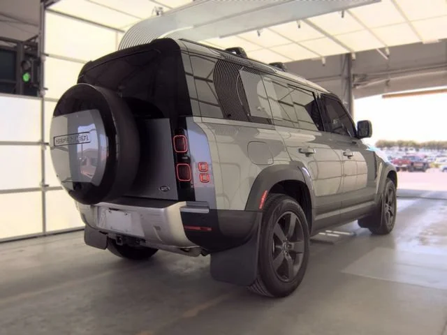 Used 2023 Silver Land Rover SE image 3