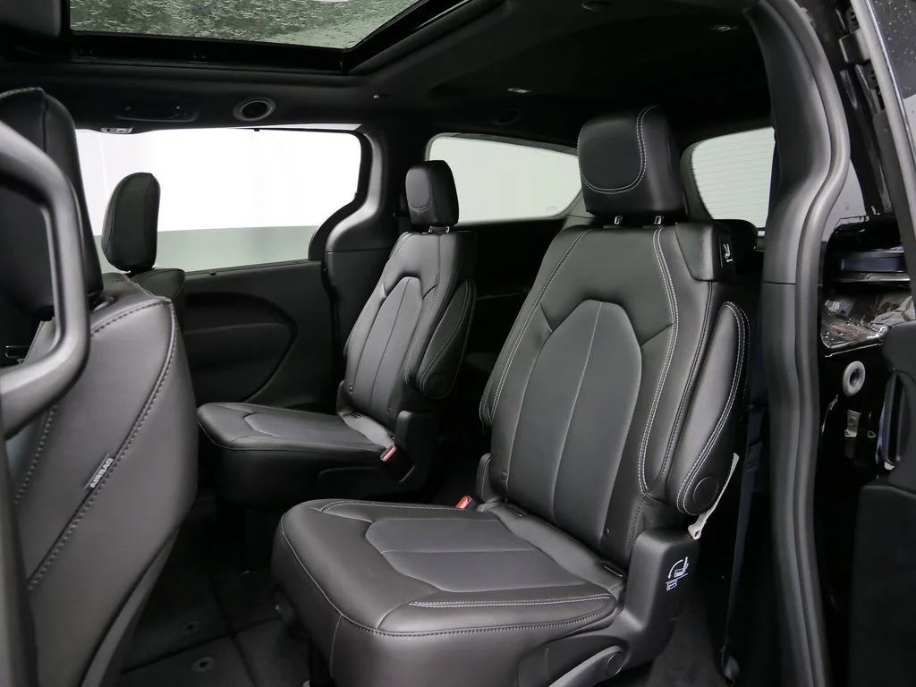 2026 Chrysler Pacifica Select - Photo 10