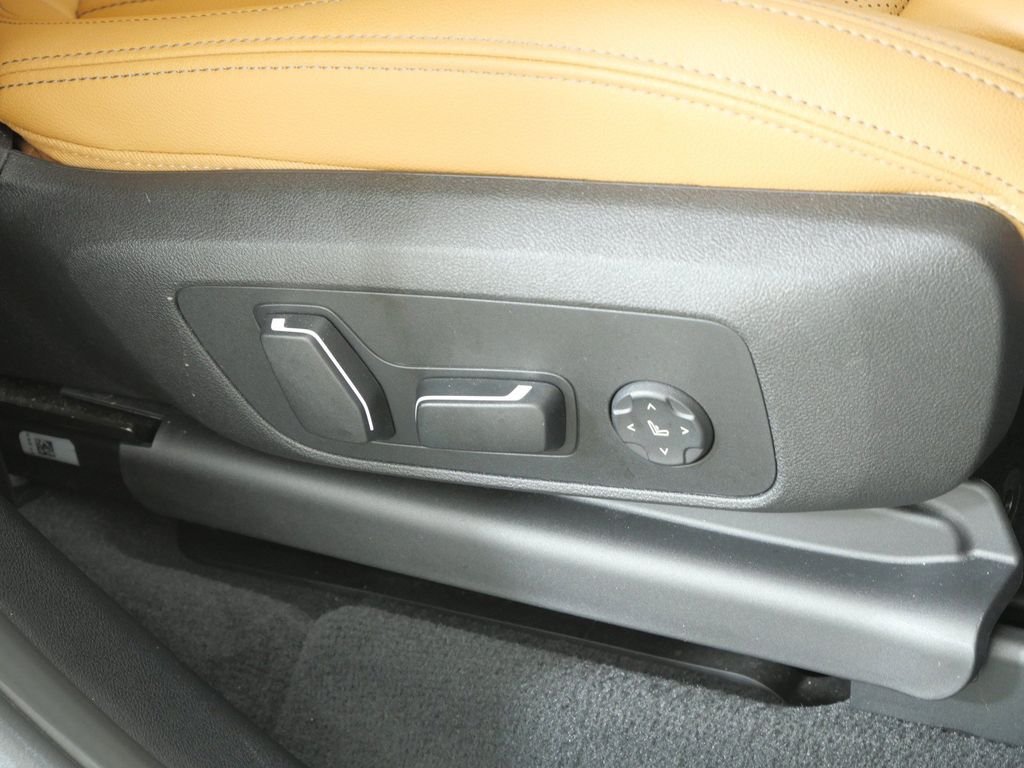 Used 2024 White BMW xDrive30i image 23