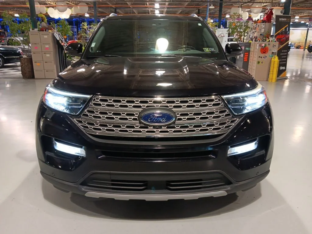 Used 2020 Black Metallic Ford Limited image 3