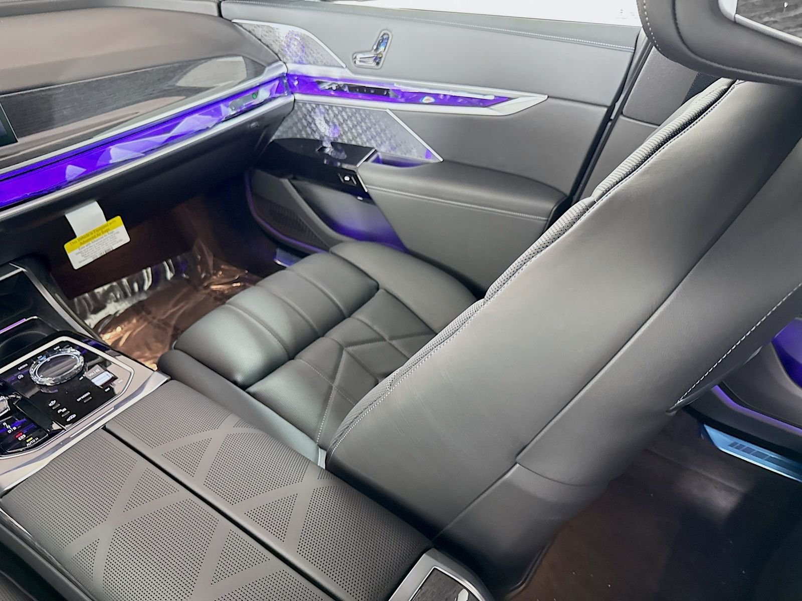 2026 BMW i7 M70 - Photo 25