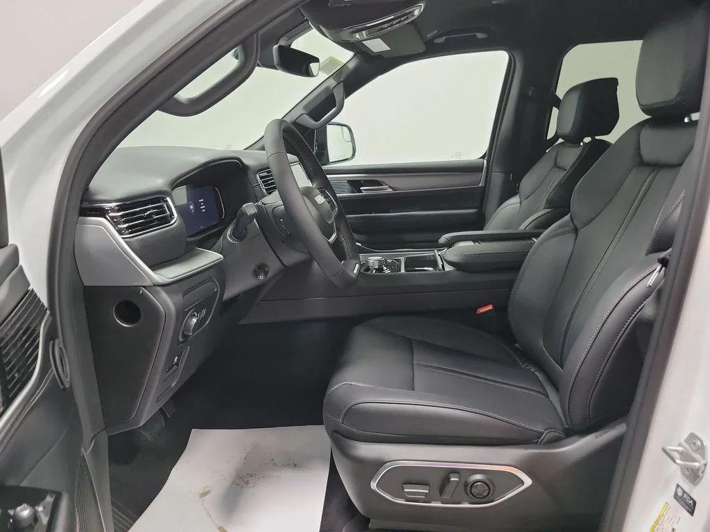 New 2026 Bright White Clear-Coat Exterior Paint Jeep Limited Altitude image 11