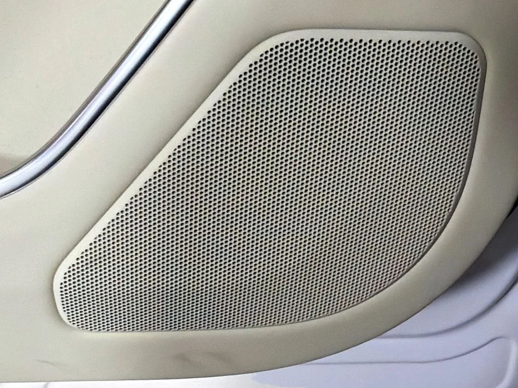 New 2026 Ostuni Pearl White Land Rover SE image 19