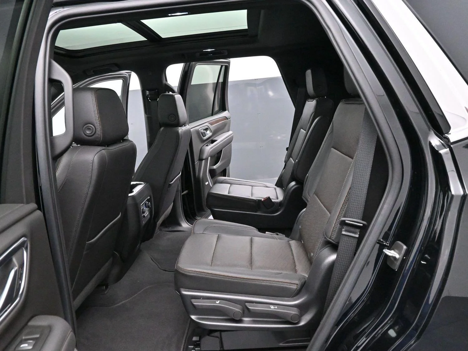 Used 2022 Black Chevrolet High Country image 33