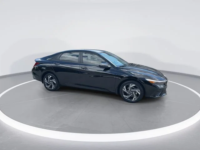 Used 2025 Black Hyundai SEL Sport image 9
