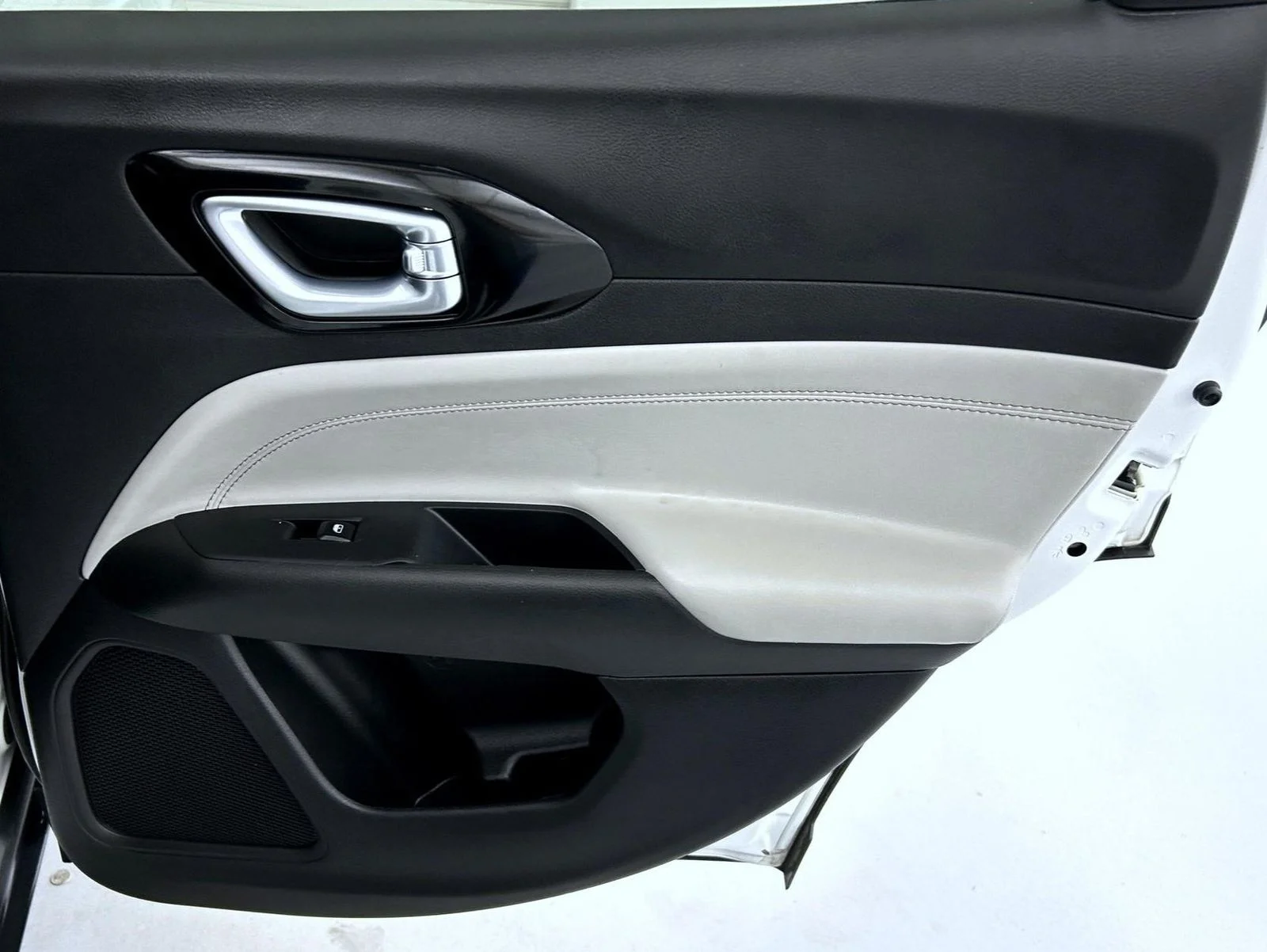 Used 2025 White Jeep Limited image 17