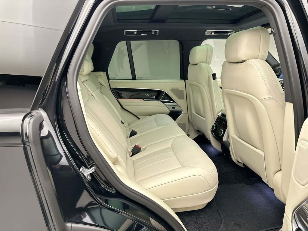 Used 2025 Santorini Black Metallic Land Rover SE image 7