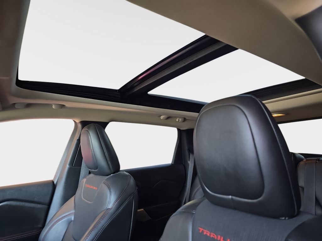 Used 2017 Red Jeep Trailhawk image 33