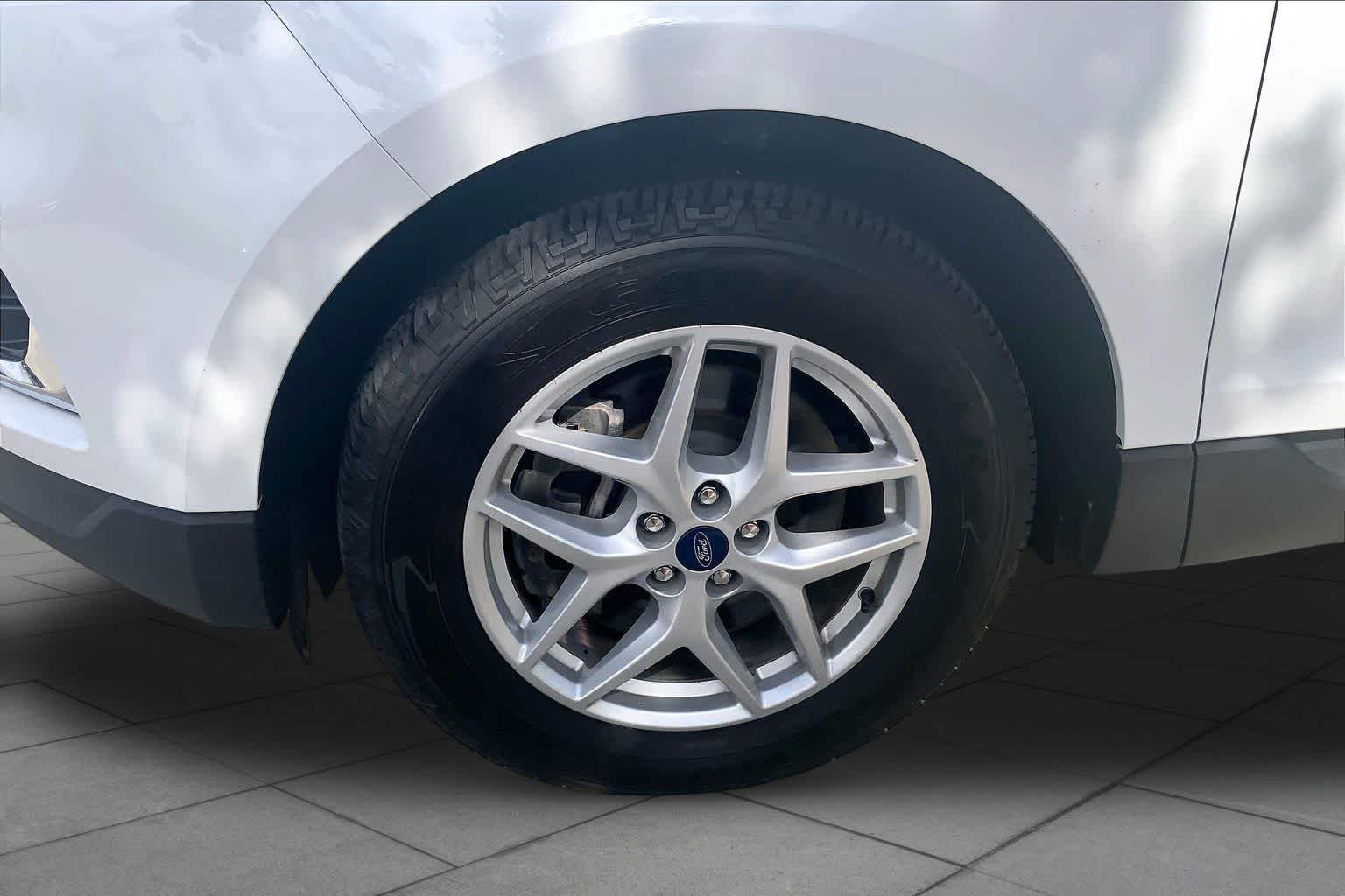 Used 2022 Oxford White Ford SEL image 11