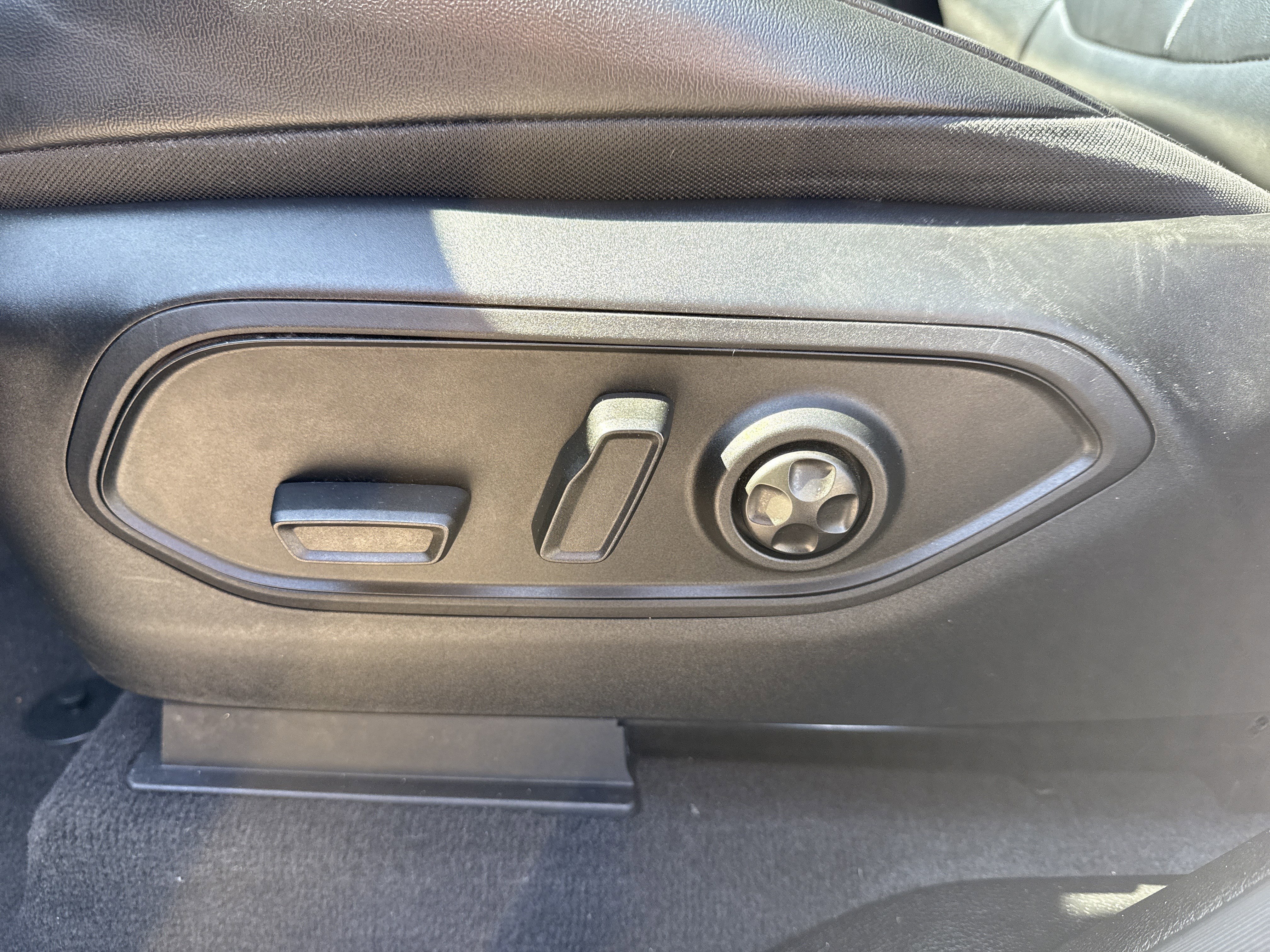 Used 2021 Diamond Black Crystal Pearlcoat Jeep Limited image 10