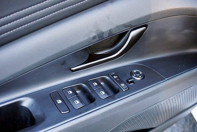 Used 2025 White Hyundai SEL Sport image 21