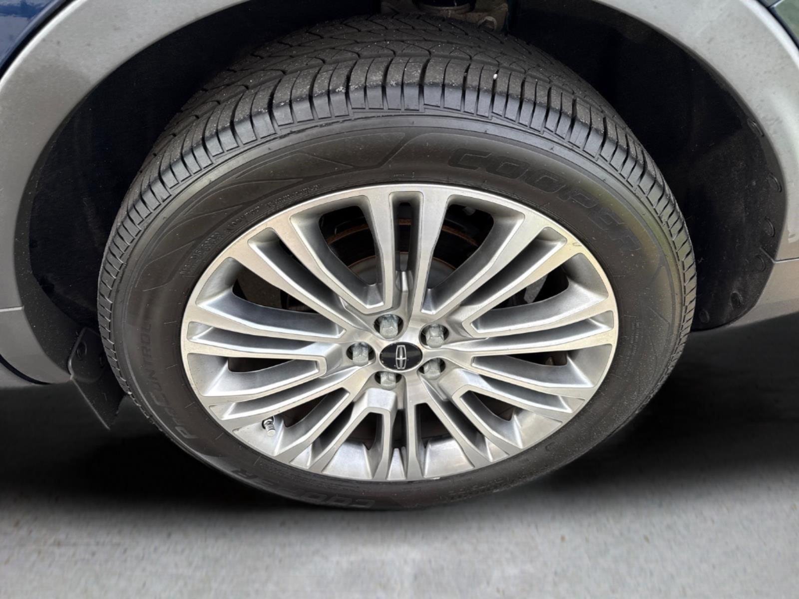 Used 2018 Blue Diamond Metallic Lincoln Reserve image 7