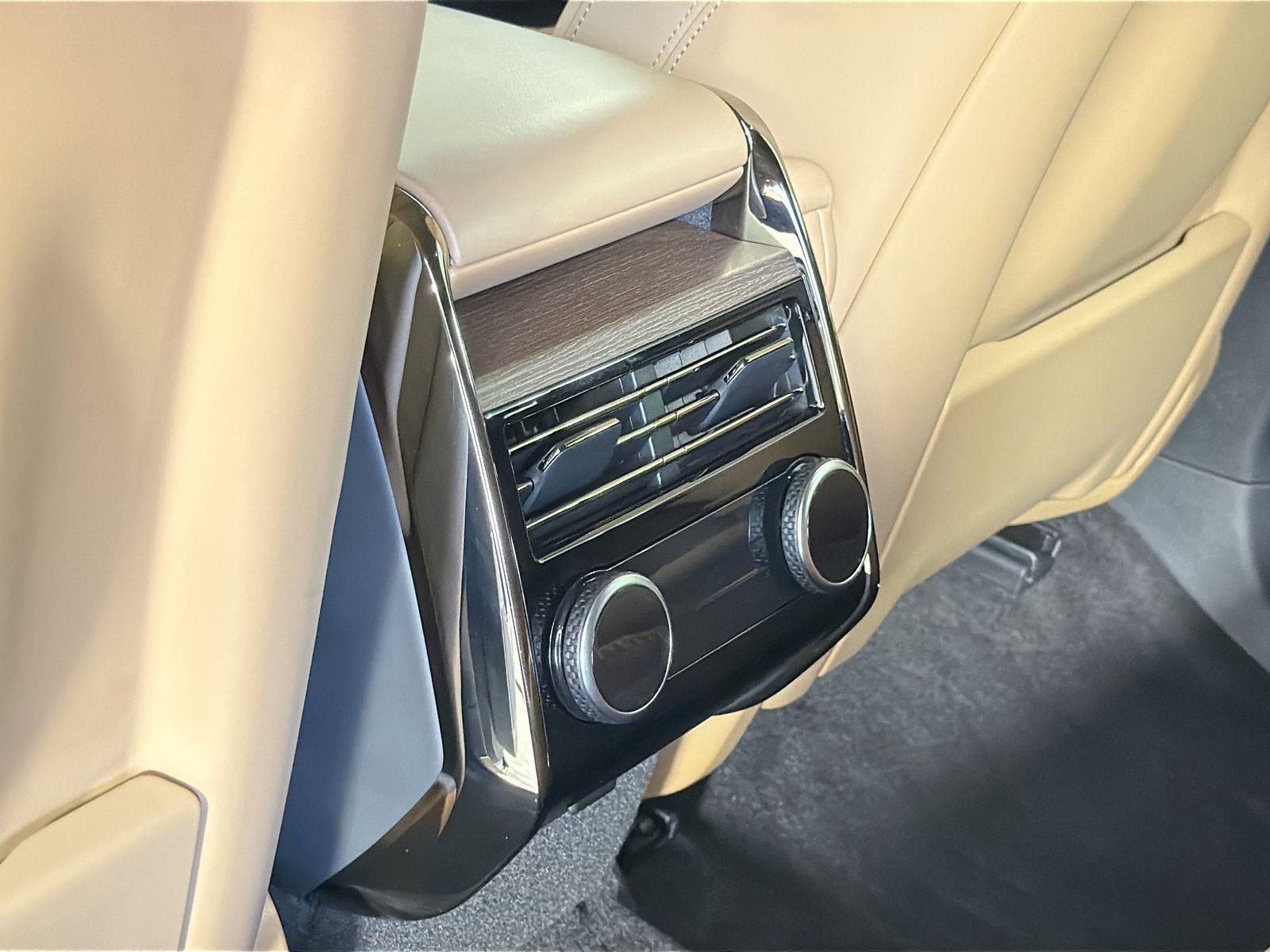Used 2024 Fuji White Land Rover SE image 28