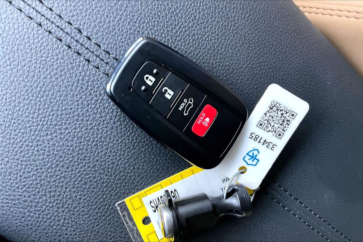Used 2025 Wind Chill Pearl Toyota XLE Premium image 15