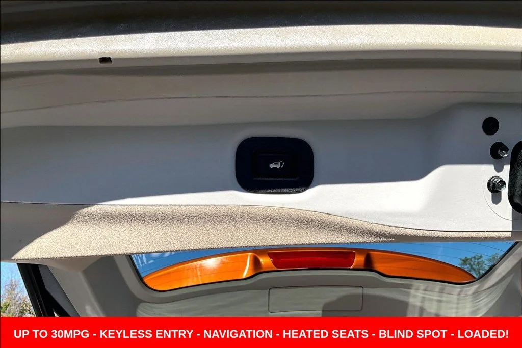 Used 2017 Orange Nissan SL image 28