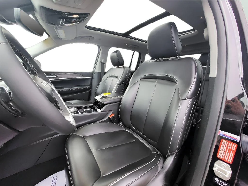 Used 2023 Diamond Black Crystal Pearlcoat Jeep Limited image 12
