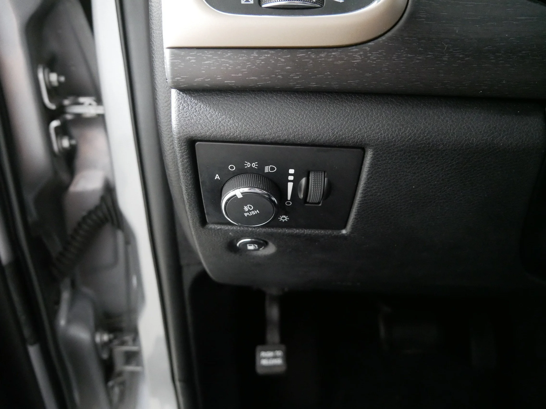 Used 2015 Billet Silver Metallic Clearcoat Jeep Laredo image 26