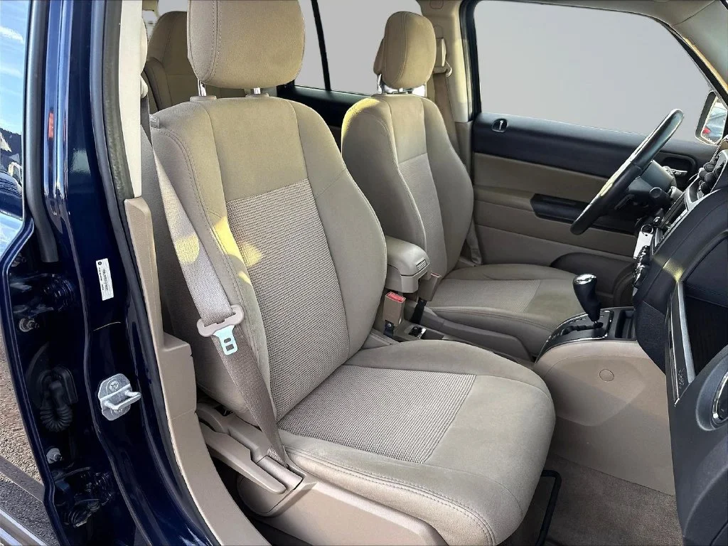 Used 2015 True Blue Pearlcoat Jeep Latitude image 33