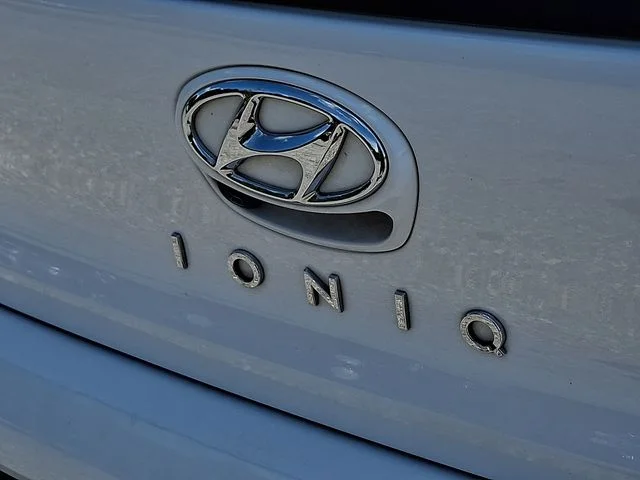 Used 2020 White Hyundai SE image 29