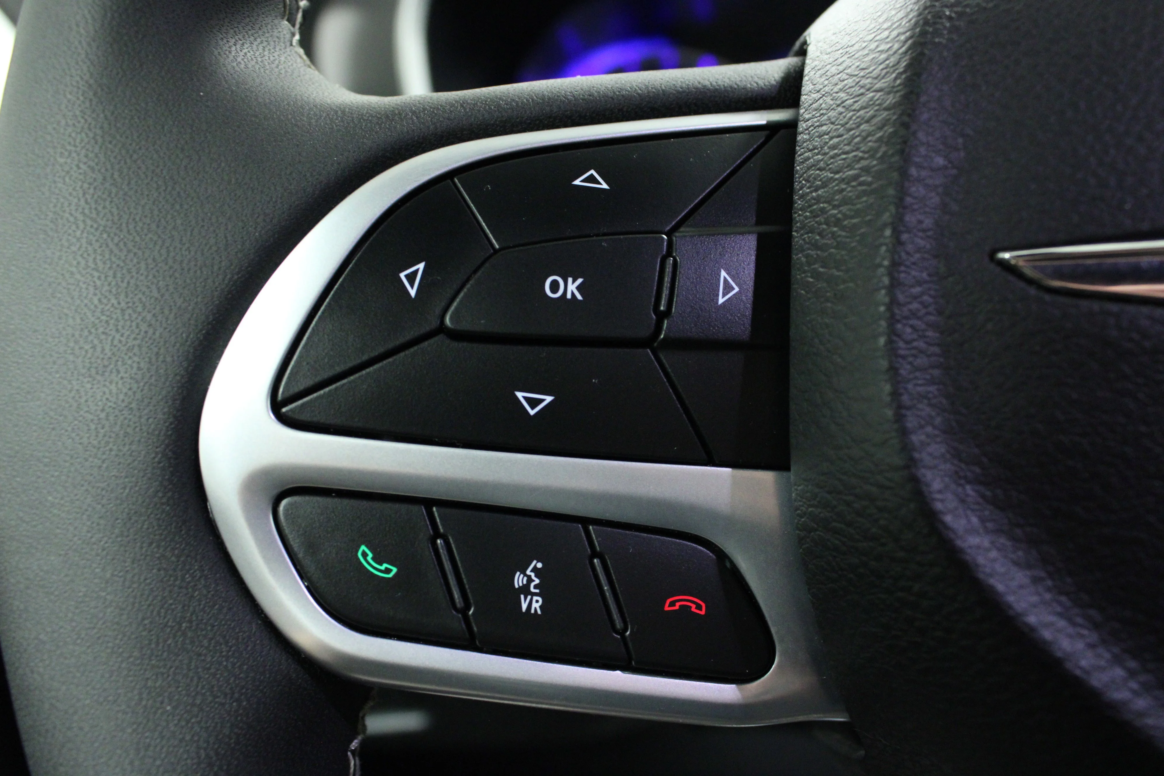 Used 2025 Bright White Clearcoat Chrysler Select image 21