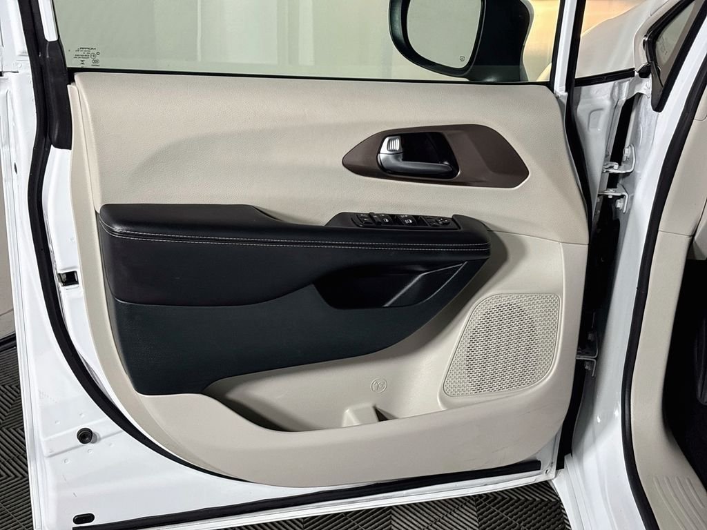 Used 2023 White Chrysler LX image 10