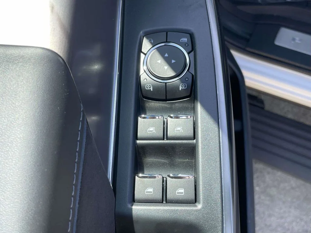 New 2025 Star White Metallic Tri-Coat Ford Platinum® image 16