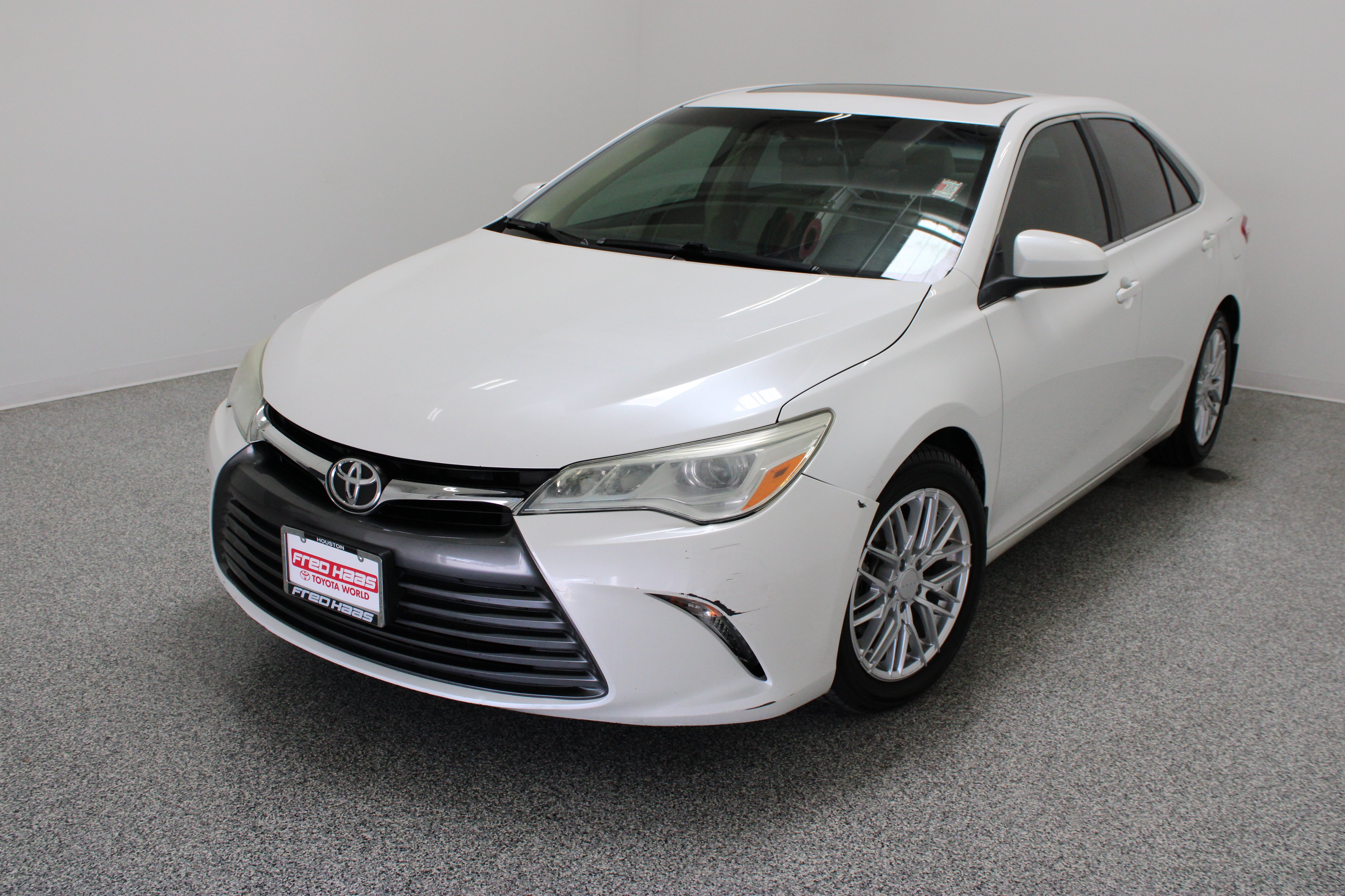 Used 2015 Blizzard Pearl Toyota XLE 3.5L image 2
