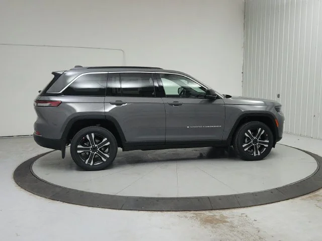 New 2027 Sting-Gray Clearcoat Jeep Limited image 9