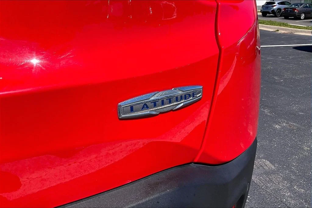 Used 2018 Red Jeep Latitude image 7