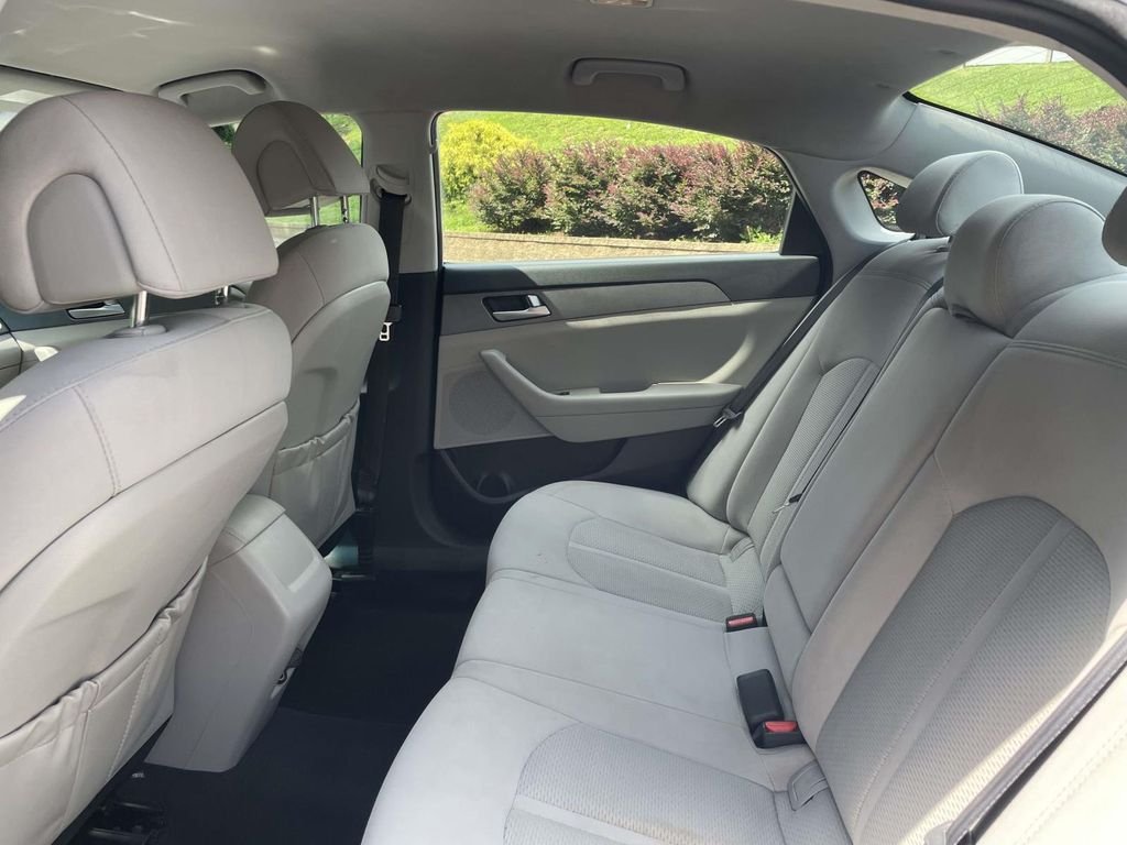 Used 2017 White Hyundai Base image 10