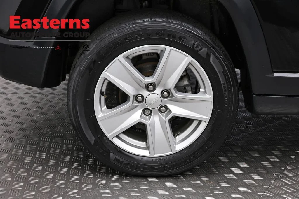 Certified Used 2022 Black Jeep Latitude image 30