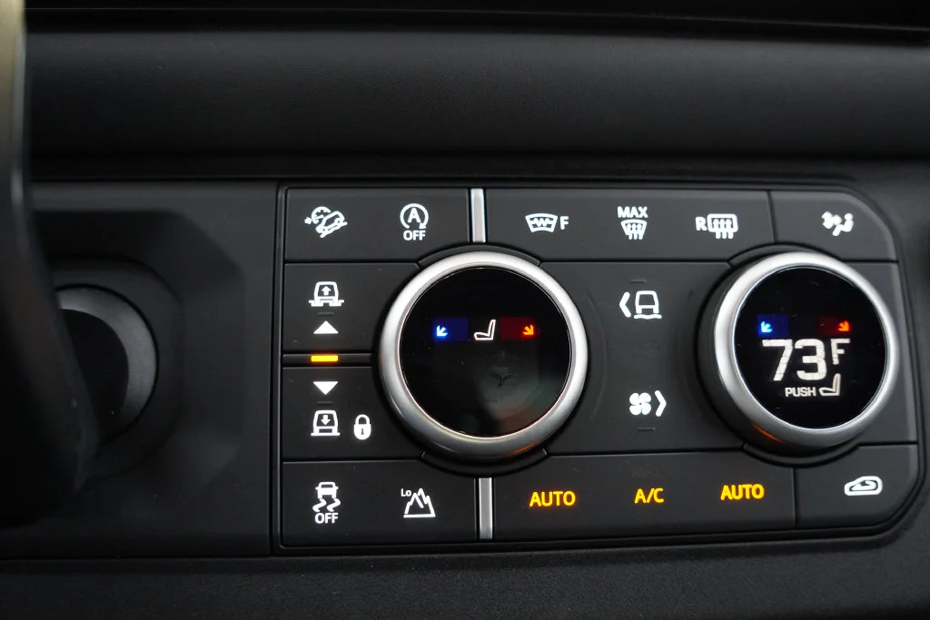 Used 2023  Land Rover SE image 30